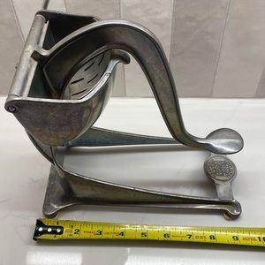 1930’s Wear-Ever Aluminum Table Top Manual Juicer.
